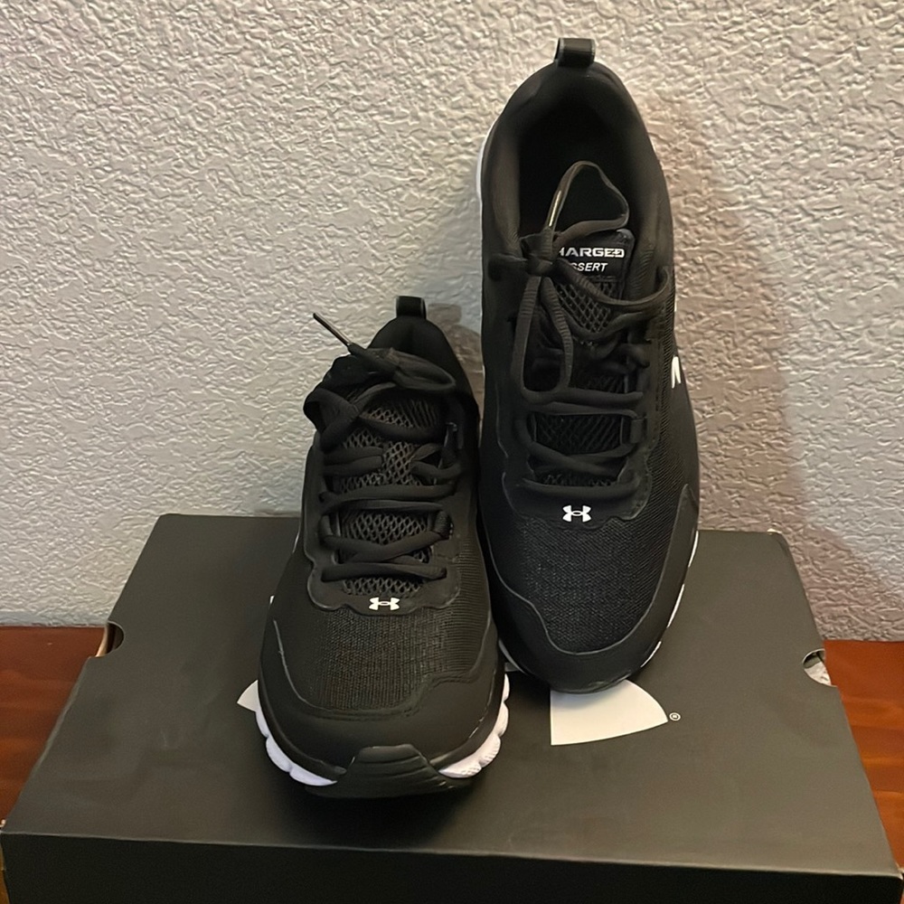Tennis shoes